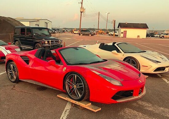 Ferrari emergono dai detriti dopo il passaggio degli uragani in USA Ferrari emergono dai detriti dopo il passaggio degli uragani in USA