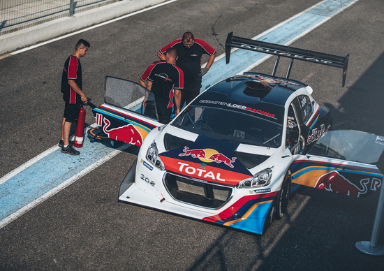 Sebastien Loeb si regala la “sua” Peugeot 208T16 Pikes Peak Sebastien Loeb si regala la “sua” Peugeot 208T16 Pikes Peak
