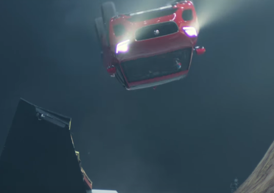 Jaguar E-Pace, incredibile trick per il SUV inglese Jaguar E-Pace, incredibile trick per il SUV inglese