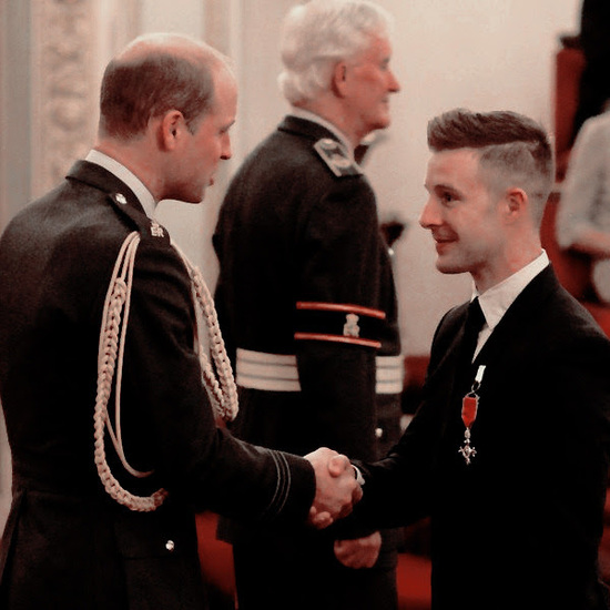 Rea riceve dai reali inglesi il Most Excellent Order Rea riceve dai reali inglesi il Most Excellent Order