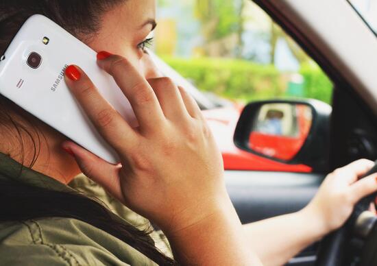 Cellulare alla guida: in arrivo la sospensione fino a sei mesi Cellulare alla guida: in arrivo la sospensione fino a sei mesi