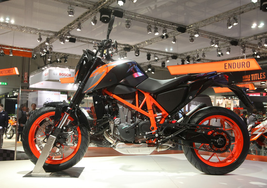 EICMA 2015: KTM 690 Duke R EICMA 2015: KTM 690 Duke R