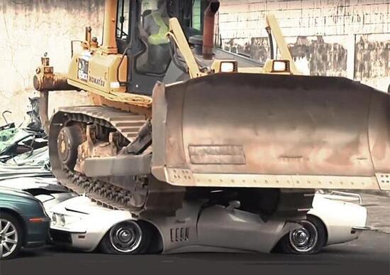 Contro l'evasione le Filippine distruggono le supercar Contro l'evasione le Filippine distruggono le supercar