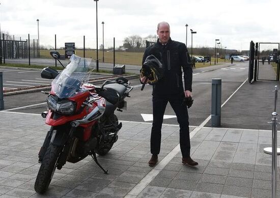 Il Principe William sulla nuova Triumph Tiger 1200 durante la visita allo stabilimento Triumph Il Principe William sulla nuova Triumph Tiger 1200 durante la visita allo stabilimento Triumph