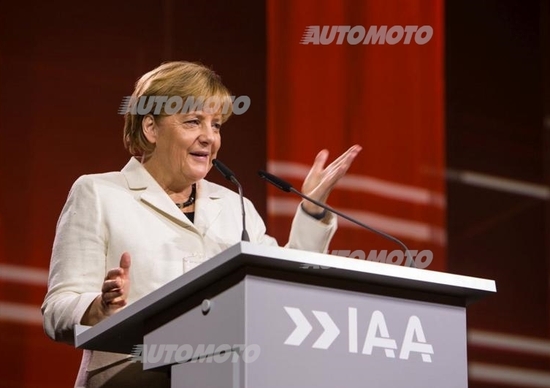 Angela Merkel: «L'industria dell'auto aiuti i rifugiati» Angela Merkel: «L'industria dell'auto aiuti i rifugiati»