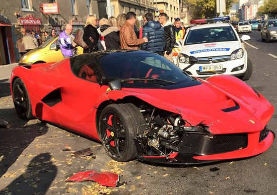 LaFerrari: gomme fredde, tre macchine colpite a Budapest LaFerrari: gomme fredde, tre macchine colpite a Budapest