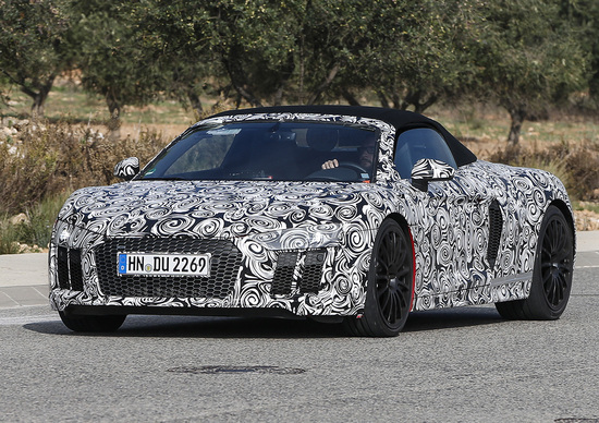 Nuova Audi R8 spyder: arriverà il prossimo anno Nuova Audi R8 spyder: arriverà il prossimo anno