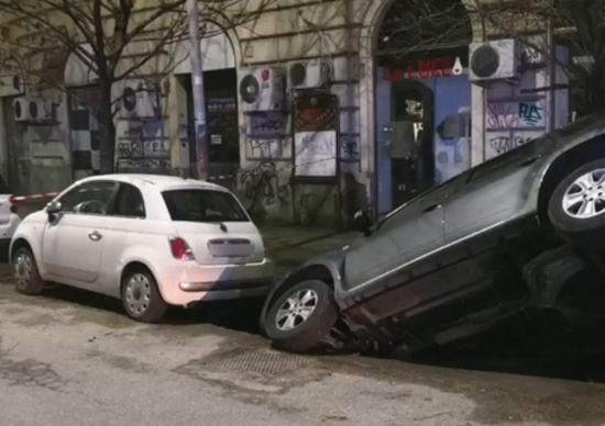 Si apre una voragine a Roma, quasi inghiottite due auto Si apre una voragine a Roma, quasi inghiottite due auto