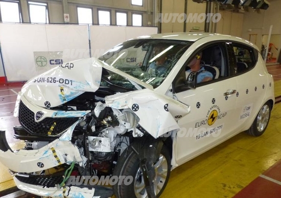 Euro NCAP, 2 stelle alla Lancia Ypsilon. Che si incendia dopo il test Euro NCAP, 2 stelle alla Lancia Ypsilon. Che si incendia dopo il test