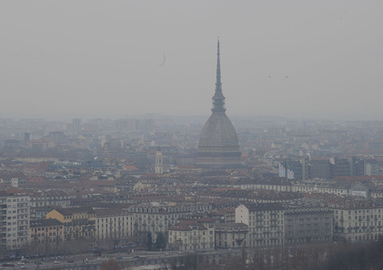 Smog: a Milano e Torino mezzi pubblici gratis Smog: a Milano e Torino mezzi pubblici gratis