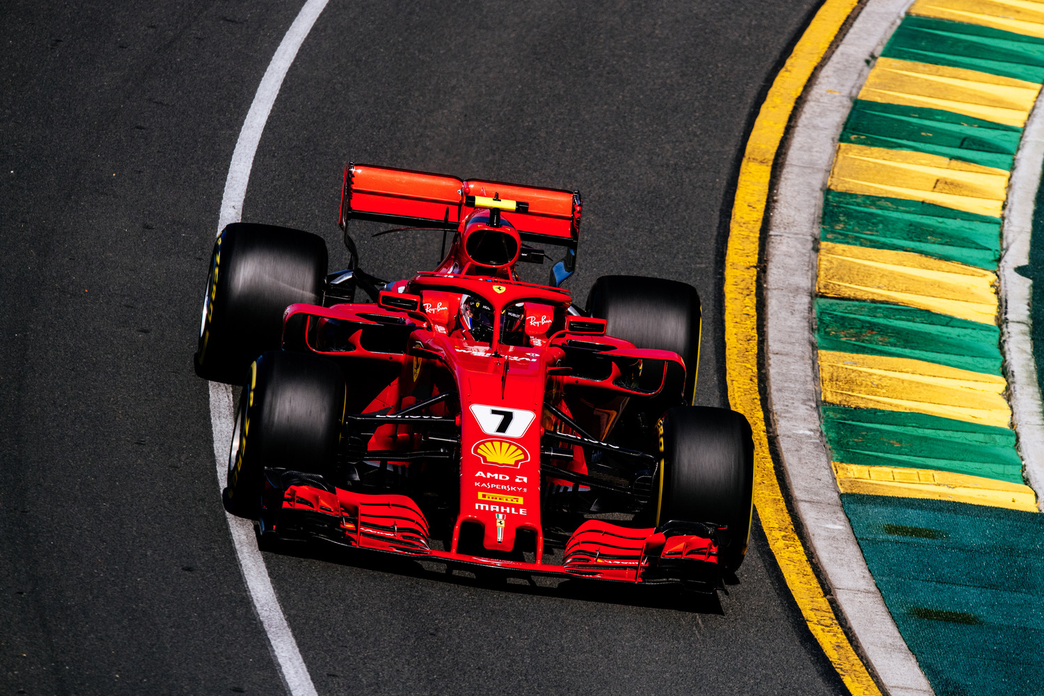 Vettel primo in Australia, sul podio anche la rossa di Raikkonen Vettel primo in Australia, sul podio anche la rossa di Raikkonen