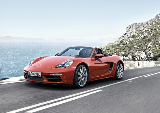 Porsche Boxster 718, ecco il restyling con il nuovo quattro cilindri boxer Porsche Boxster 718, ecco il restyling con il nuovo quattro cilindri boxer