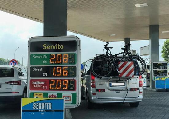 Carburanti: benzina sopra i 2 euro Carburanti: benzina sopra i 2 euro