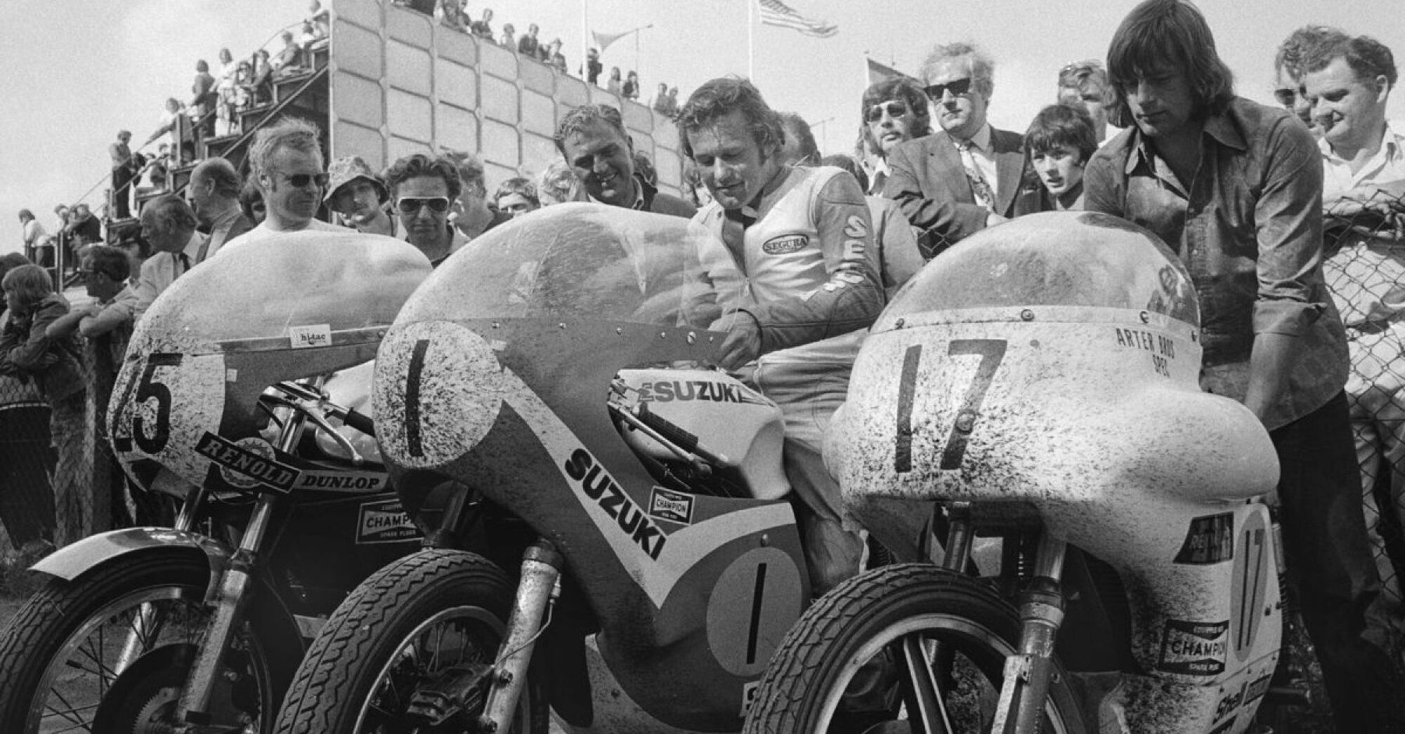 Partenza del Tourist Trophy, al centro con la Suzuki Jack Findlay