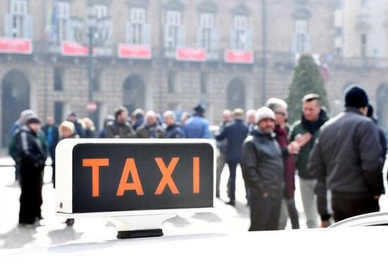 Taxi: antitrust bacchetta operatori di Milano e Roma. Limitano la concorrenza Taxi: antitrust bacchetta operatori di Milano e Roma. Limitano la concorrenza