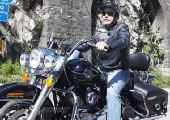 George Clooney, incidente in scooter in Sardegna George Clooney, incidente in scooter in Sardegna