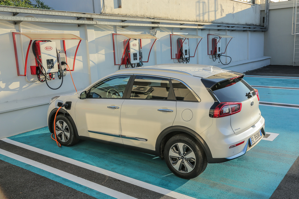 Kia Niro PHEV in fase di ricarica: con la colonnina rapida bastano poco più di due ore