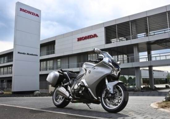 Honda VFR1200F DCT. Il confronto con le rivali Honda VFR1200F DCT. Il confronto con le rivali