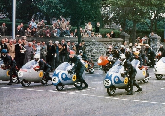 Tourist Trophy, carena vintage sulla Agni E1 Tourist Trophy, carena vintage sulla Agni E1