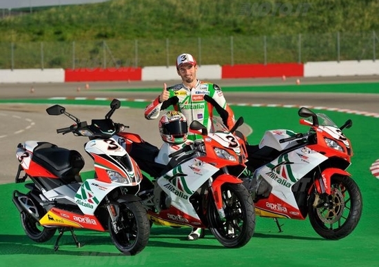 Aprilia presenta la gamma Replica Superbike Alitalia Aprilia presenta la gamma Replica Superbike Alitalia