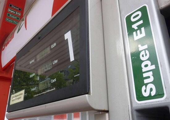 Rifornimento carburante auto: al distributore E5 e B10 sanno di benzina e gasolio Rifornimento carburante auto: al distributore E5 e B10 sanno di benzina e gasolio