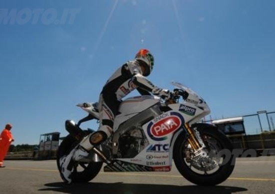 Il Team PATA B&G Racing a Brno con la nuova Aprilia RSV4 Il Team PATA B&G Racing a Brno con la nuova Aprilia RSV4