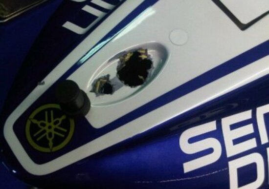 La moto di Rossi depredata dai tifosi La moto di Rossi depredata dai tifosi