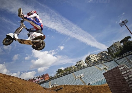 Una Vespa tra le rampe dei Red Bull X-Fighters a Roma Una Vespa tra le rampe dei Red Bull X-Fighters a Roma