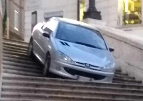 Roma, ubriaco con l'auto giù dalla scalinata di Trinità dei Monti. Denunciato Roma, ubriaco con l'auto giù dalla scalinata di Trinità dei Monti. Denunciato