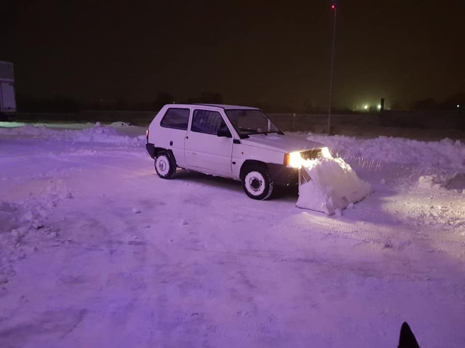 Strada bloccata? Un giovane falegname inventa la “Panda spalaneve”