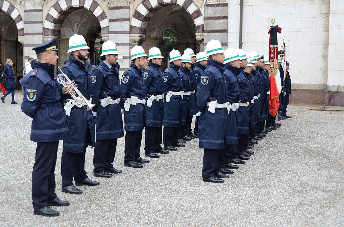 Vigili A Milano La Storia Dei Ghisa Nasce Prima Del Traffico E Dell Italia News Automoto It