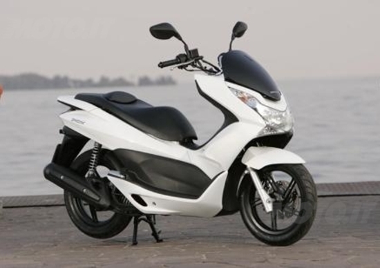 Honda richiama il PCX125 per sostituire il vano batteria Honda richiama il PCX125 per sostituire il vano batteria