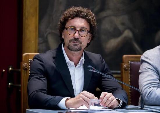 Auto elettriche, Toninelli: «Bonus fiscale per colonnine ad uso privato» Auto elettriche, Toninelli: «Bonus fiscale per colonnine ad uso privato»