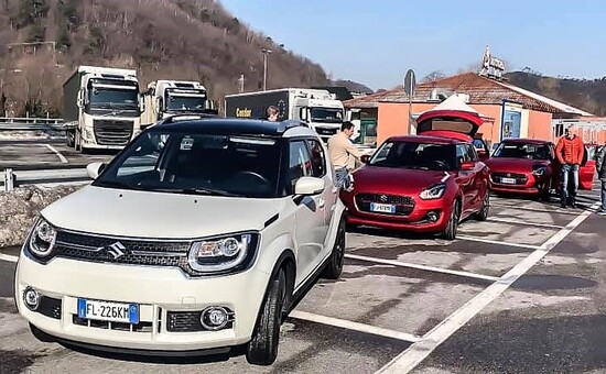 Alcune delle Suzuki ibride che fanno tappa verso il Festival di Sanremo 2019; nella eco-gara Travaglia è giunto secondo