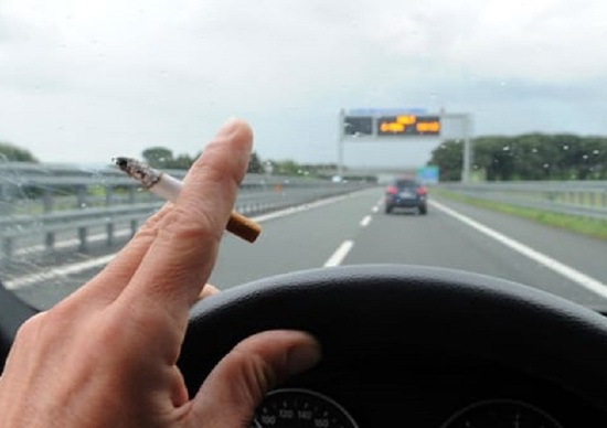 Nuovo Codice della Strada, verso il divieto del fumo alla guida Nuovo Codice della Strada, verso il divieto del fumo alla guida