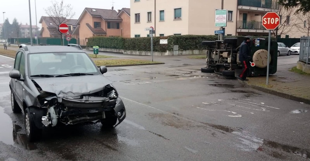Incidente tra Land-Rover e Panda: è il Defender che si ribalta
