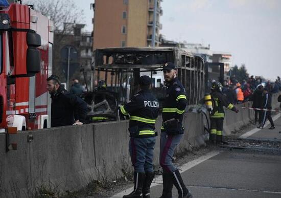 Sequestra e incendia bus con 51 ragazzini: «Volevo vendicare i morti in mare» Sequestra e incendia bus con 51 ragazzini: «Volevo vendicare i morti in mare»