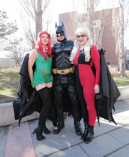 Travestito da Batman su scena del crimine: allontanato dalla polizia