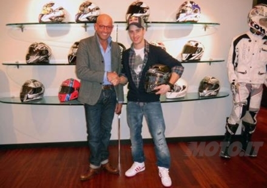 Andrea Dovizioso ed Airoh Helmet dal 2011 insieme Andrea Dovizioso ed Airoh Helmet dal 2011 insieme