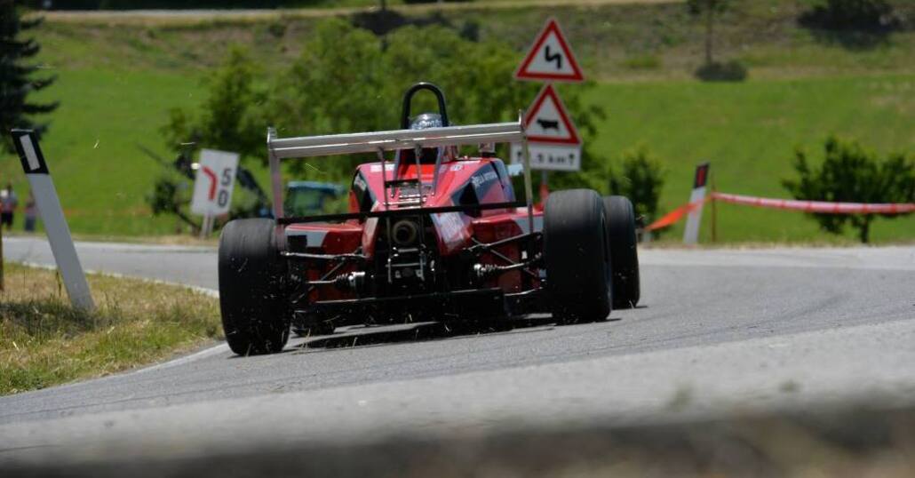 Cronoscalata Cortona Camucia, Dramma in gara: auto storica contro albero e muore il pilota
