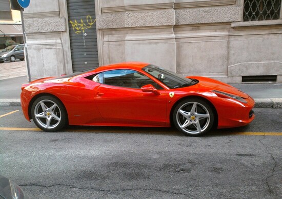 Parcheggia la Ferrari nel posto per disabili: filmato, posta minacce. «Ci vediamo in Tribunale, co...ne» Parcheggia la Ferrari nel posto per disabili: filmato, posta minacce. «Ci vediamo in Tribunale, co...ne»