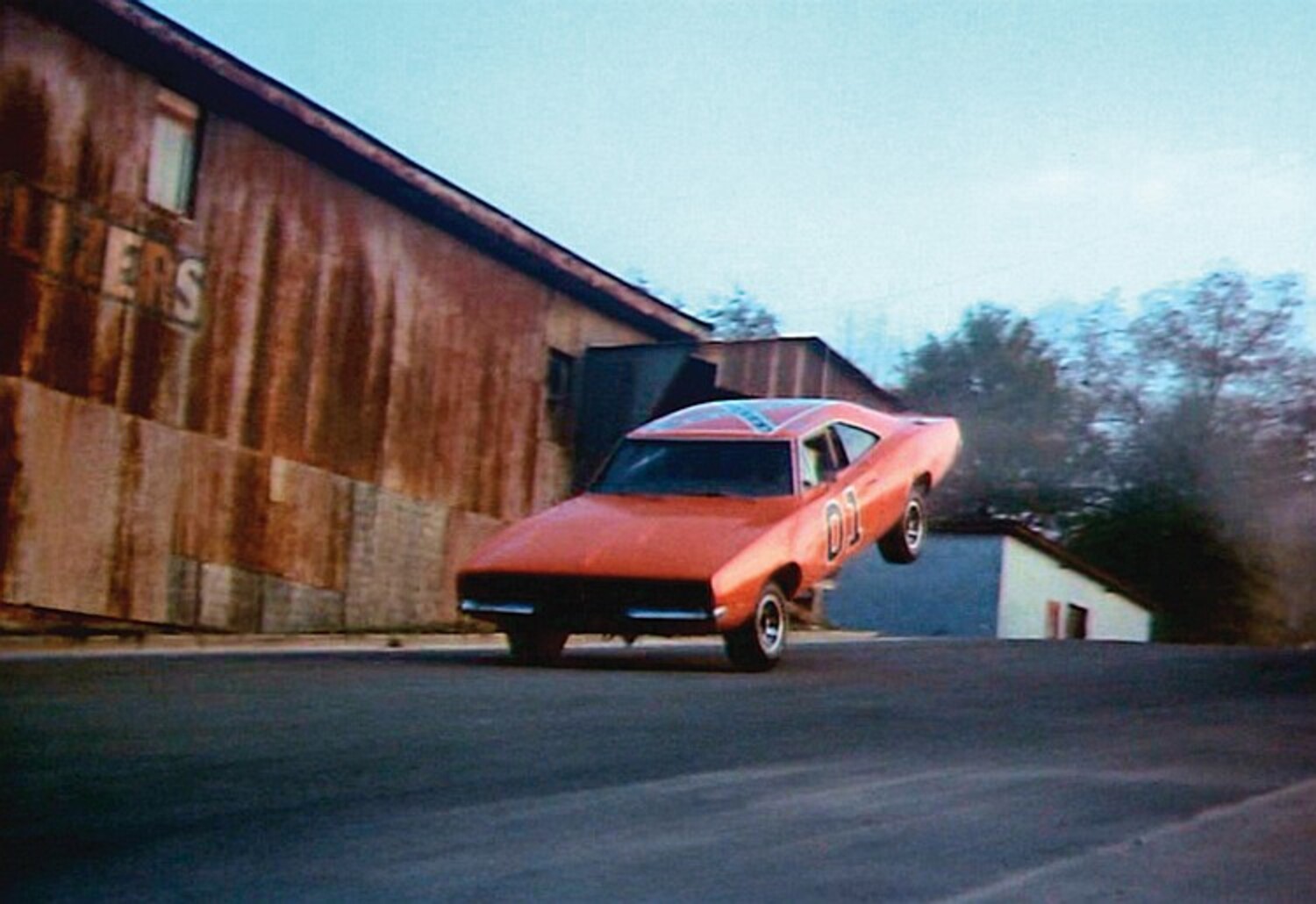 Il Genelare Lee, condiviso dai cugini Dukes ad Hazzard, atterra alla grande dopo uno dei suoi salti quotidiani. Non può essere la realtà in strada pubblica
