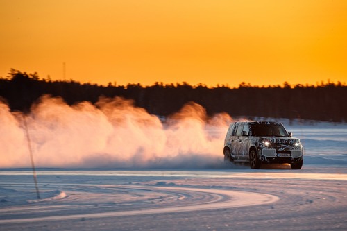 Nuova Land Rover Defender: un milione di test. Ed ora in Kenya Nuova Land Rover Defender: un milione di test. Ed ora in Kenya