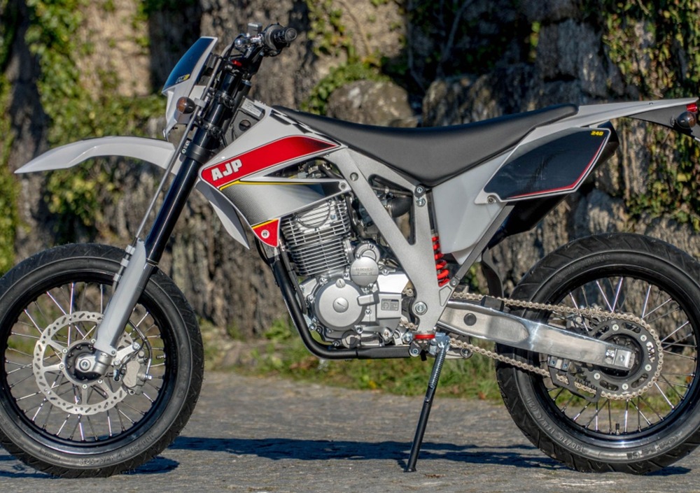 AJP PR3 Supermoto 125 (2019), Prezzo E Scheda Tecnica - Moto.it