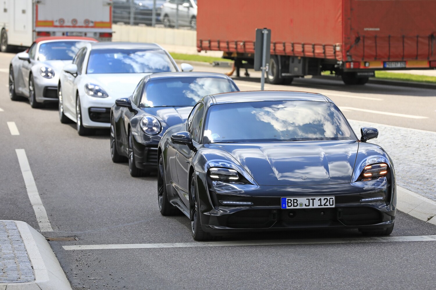 La futura Porsche Taycan è stata avvistata nei pressi della sede di Stoccarda