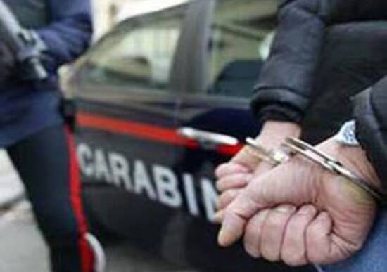 Ruba un’auto, che non parte, e chiede una spinta a due passanti: arrestato Ruba un’auto, che non parte, e chiede una spinta a due passanti: arrestato