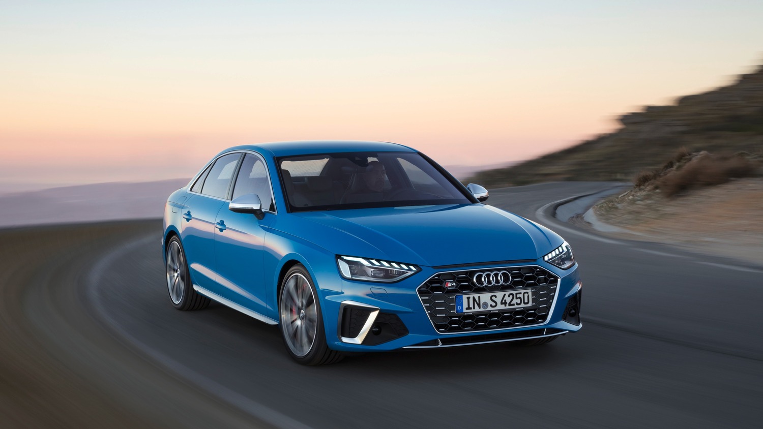 Audi A4 restyling, arriva l'ibrido