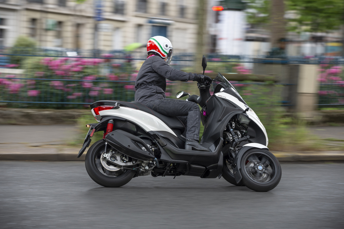 FABBRI Parabrezza Moto EXCLUSIVE Trasparente Per PIAGGIO MP3 HPE 300 (2019-2019) - Larghezza 570mm, Altezza 835mm
