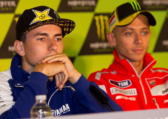 Rossi contro Stoner e Lorenzo contro Simoncelli Rossi contro Stoner e Lorenzo contro Simoncelli