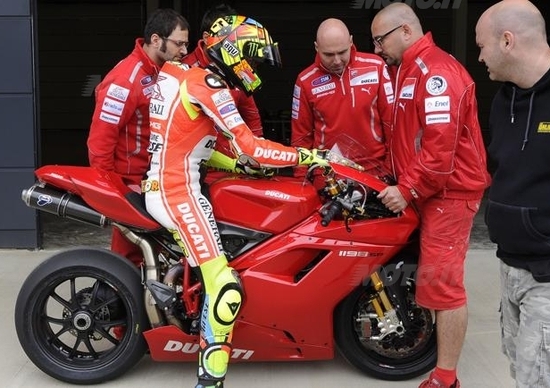 Rossi prova la Ducati 1198 a Silverstone Rossi prova la Ducati 1198 a Silverstone